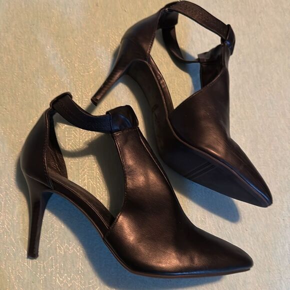 Simply Vera Wang Finch black 3.5” heel shoe 8.5 stretch strap,leather upper - Picture 7 of 10
